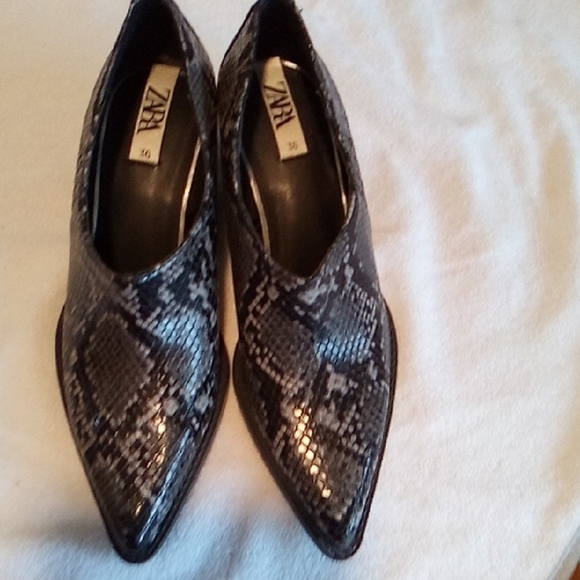Zara Black Ankle Boots with Sleek Pointed Toe - Picture 1 of 8